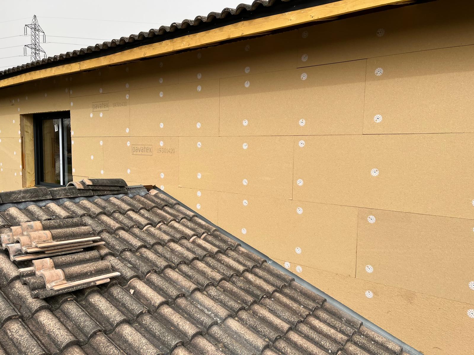 Isolant par l'extérieur en fibre de bois, posé sur la surélévation d'une maison à Gradignan en gironde.