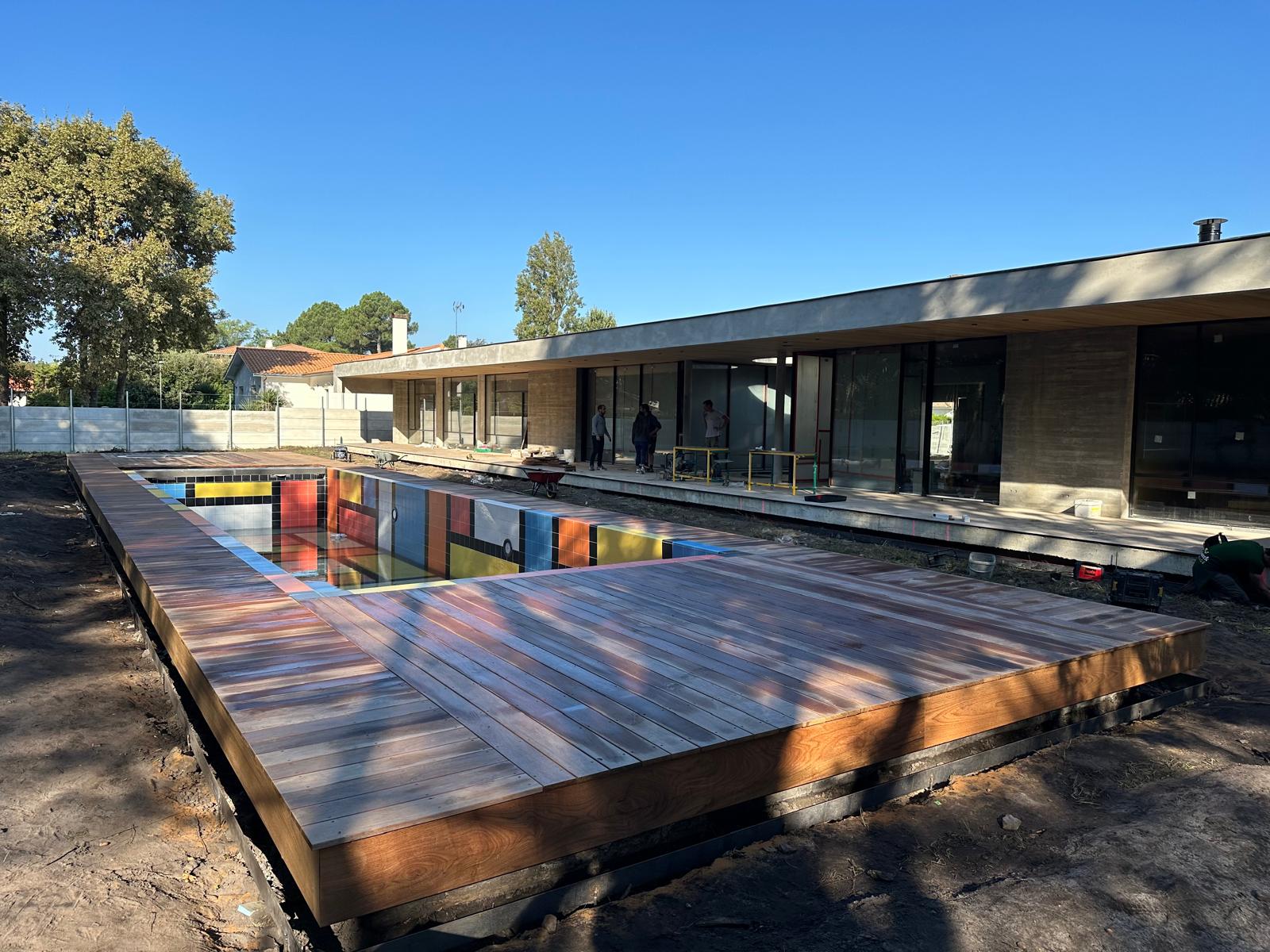 Le après d'une construction de terrasse en bois exotique à Pessac autour d'une piscine design par Mea Créations